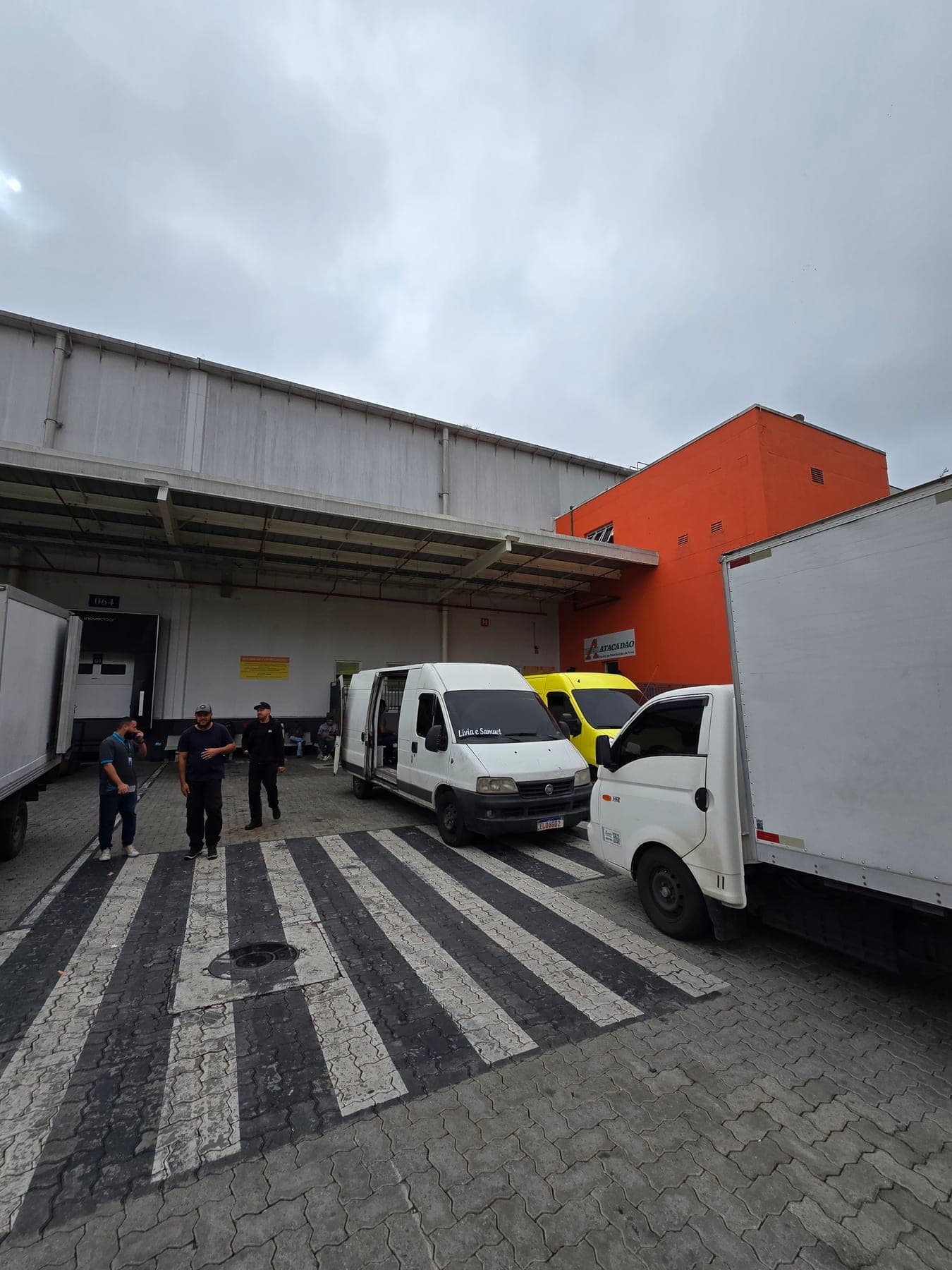 Doca de carregamento com vans e utilitários